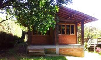 Imagem 3: Linda propriedade,charmosa casa,jardim,lago, frutíferas, rio passante ao fundo, no Vale d