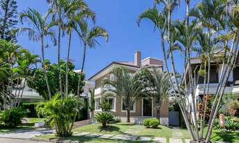 Imagem 2: Casa de Alto Padrão para Locação Anual em Jurerê Internacional - 4 Suítes a 350m da Praia