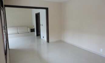 Imagem: Casa térrea, de frente, com vaga de garagem