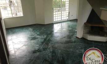 Imagem 3: Casa com 3 dormitórios, suíte, sala com varanda e lareira, 1 vaga vista para a Pedra Grand