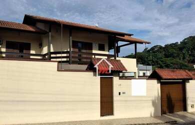 Imagem 2: Linda casa com 2 dormitórios à venda, 336 m² de área construída, com piscina em excelente