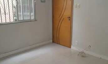 Imagem 2: Ótima casa de vila em Pilares em rua residencial