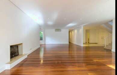 Imagem 6: Casa de condomínio sobrado para aluguel e venda possui 710 metros quadrados com 4 quartos