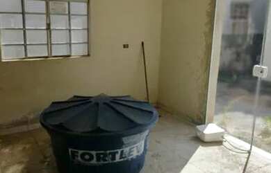 Imagem 4: Casa velha tem 2 dorms., sala, cozinha WC, edícula no fundo e se localiza na V. Progresso