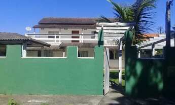 Imagem 2: Casa em Itaipuaçu em rua fechada com portão eletrônico e entrada individual com garagem