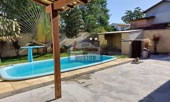 Imagem 7: Casa com amplo jardim e piscina em bairro residencial