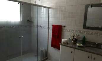 Imagem 7: Casa de condomínio para venda possui 400 metros quadrados com 5 quartos