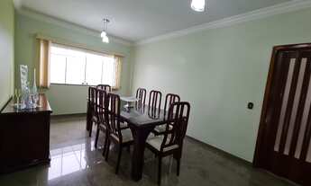 Imagem 3: Sobrado para venda possui 279 m² com 4 quartos no Bairro Saraiva - Uberlândia - MG