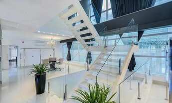 Imagem: Casa de Luxo com 4 Suítes à Venda no Bairro