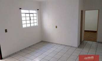 Imagem 3: Casa térrea com 02 dormitórios, garagem coberta e quintal com churrasqueira