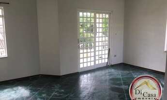 Imagem 4: Casa com 3 dormitórios, suíte, sala com varanda e lareira, 1 vaga vista para a Pedra Grand