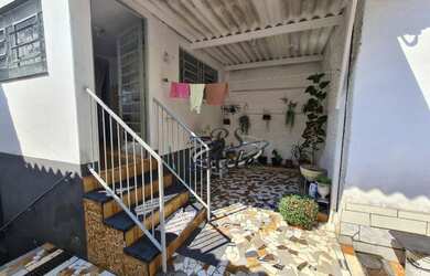 Imagem 4: 300m² de terreno (10 x 30) e 350m² de construção. 5 casas e 1 salão pequeno