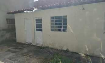 Imagem 6: Casa velha tem 2 dorms., sala, cozinha WC, edícula no fundo e se localiza na V. Progresso