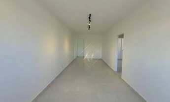 Imagem 2: Apartamento amplo com 2 dormitórios, reformado, vaga de garagem demarcada na cidade de San