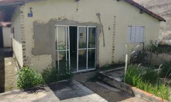 Imagem: Casa velha tem 2 dorms, sala, cozinha WC