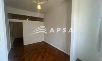 Imagem 2: NA TRADICIONAL RUA ARTUR BERNARDES, NO CATETE, UM QUARTO E SALA ENCANTA LOGO NA CHEGADA. C