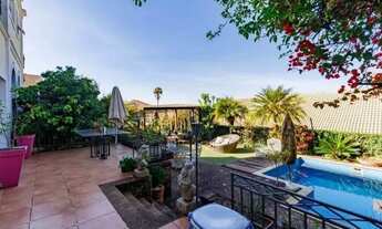 Imagem: Casa Estilo Toscana Esquina Arborizada com