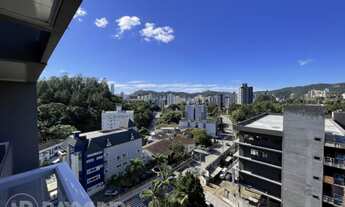 Imagem 4: More em local privilegiado e cercado de mata nativa. Amplo apartamento, semimobiliado, com