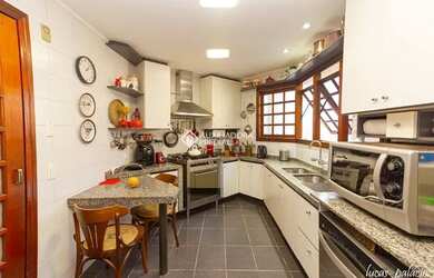 Imagem 2: Casa para venda tem 461 metros quadrados com 3 quartos em Córrego Grande - Florianópolis