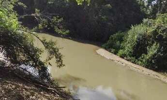 Imagem 7: Fazenda c/ 880he, aprox. 500he abertos/juquirados, 14km de Cuiabá-MT