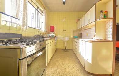 Imagem 4: Casa para venda tem 1063 metros quadrados com 7 quartos em Água Verde - Curitiba - PR