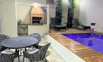 Imagem: Casa reformada com piscina climatizada e