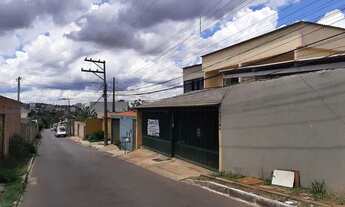 Imagem 2: Sobrado no Vicente Pires trecho 3 com 4 Aptos de 2 qtos com garagens cobertas