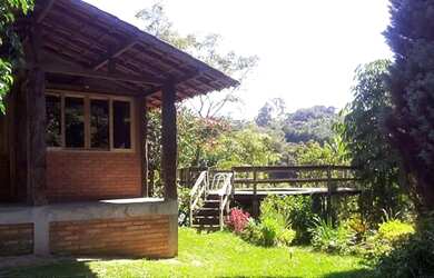 Imagem 6: Linda propriedade,charmosa casa,jardim,lago, frutíferas, rio passante ao fundo, no Vale d