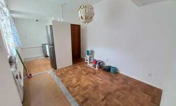 Imagem 4: Apartamento com vista indevassável e vista lateral parcial para o mar, composto por sala c