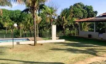 Imagem 4: Lindo Sítio para venda com quadrados com 3 quartos e lago no fundo