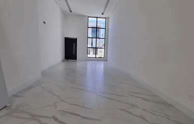 Imagem 2: Casa linear, sala com pé direito duplo acabamento luxuoso vale dos cristais