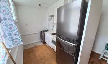 Imagem 7: Apartamento com vista indevassável e vista lateral parcial para o mar, composto por sala c