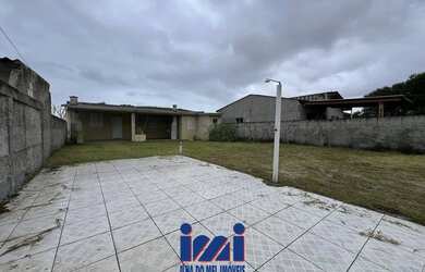 Imagem: Casa na praia com amplo espaço de terreno