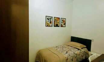 Imagem 3: Quarto mobiliado direito com o proprietário