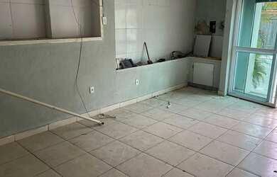 Imagem 4: Loja aluguel Sepetiba, Rua Aristide Gouveia número 618 com bom espaço e banheiro e porta