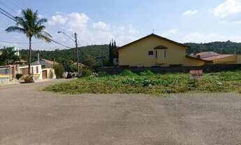 Imagem 2: Terreno plano de esquina de 300 m² em bolsão de segurança, com excelente padrão de casas