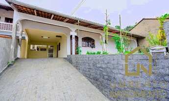 Imagem: Ampla casa à venda, semimobiliada no Bairro