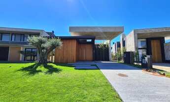 Imagem 3: Casa de condomínio térrea para venda possui 260 m² com 4 suítes!