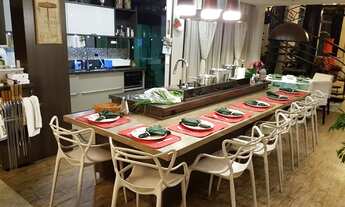 Imagem 7: Casa para aluguel e venda tem 350 metros quadrados com 5 quartos.