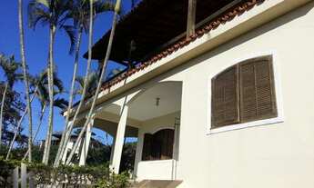 Imagem: Casa de bom padrão com varanda e vista