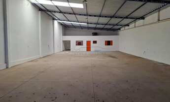 Imagem: Galpão de 182m² com pé direito alto para