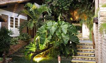 Imagem 5: Casa pé na areia com área 1500 m2 . Possui 09 aposentos na Praia da Ferradura - Búzios