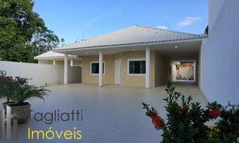 Imagem: Casa com fino acabamento, em rua asfaltada