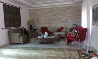 Imagem 2: Casa de condomínio para venda tem 444 m² com 4 quartos sendo 4 suites, piscina e churrasqu