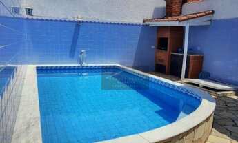 Imagem: Casa com 2 quartos e piscina no centro de