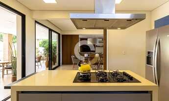 Imagem 6: Casa de condomínio sobrado para aluguel e venda possui 371 metros quadrados com 4 quartos