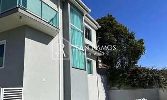 Imagem: Sobrado de esquina com amplo quintal para