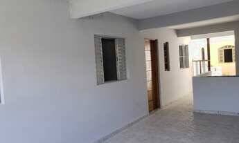 Imagem 2: Casa com quatro cômodos e garagem coberta