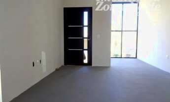 Imagem 3: Casa elegante, nuca habitada, localizada na Estrada Caminho do Meio em Viamão-RS. São três