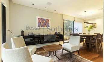 Imagem 6: Casa diferenciada em rua arborizada